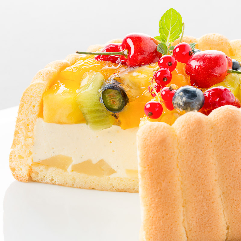 色とりどりのフルーツがケーキを華やかに