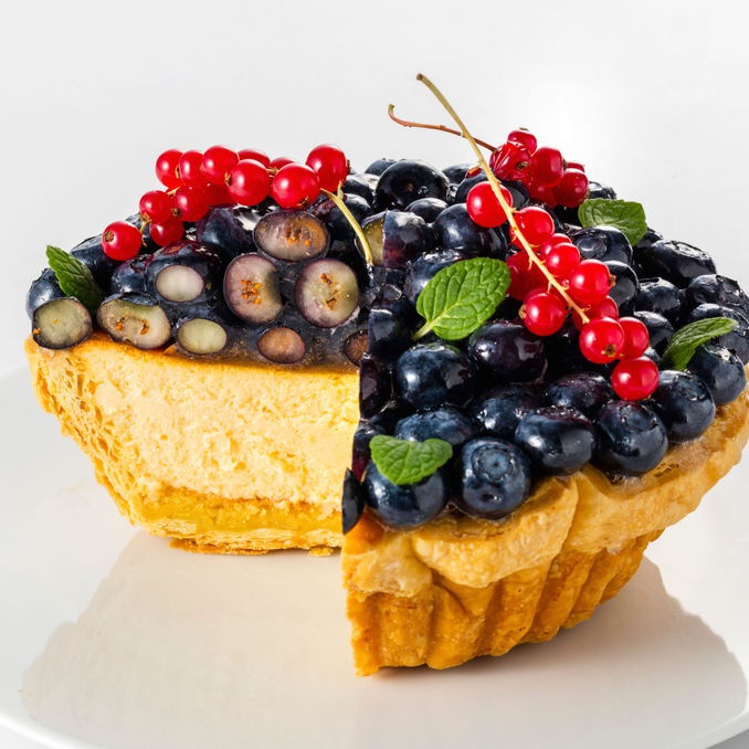 フランス産のコクのあるクリームチーズとブルーベリーのタルト