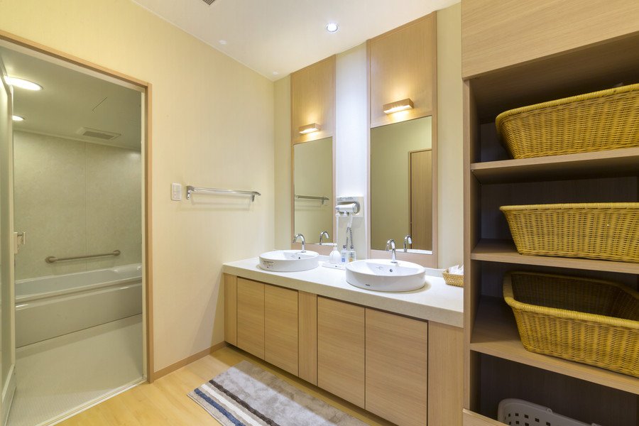 洗面室<br>清潔に美しく整えられたダブルボウルの洗面室。