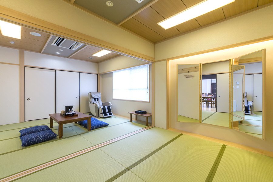 和室<br>和室には仮眠用寝具をご用意しております。