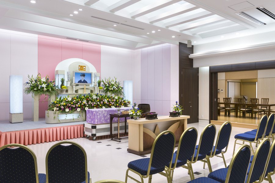 ホール<br>お花いっぱいに包まれた故人を参列された方々で囲み、大好きだった曲を聴いたり、 故人に向けての手紙を書いたり、大切な人のことだけを想い、お見送りすることが出来ます。