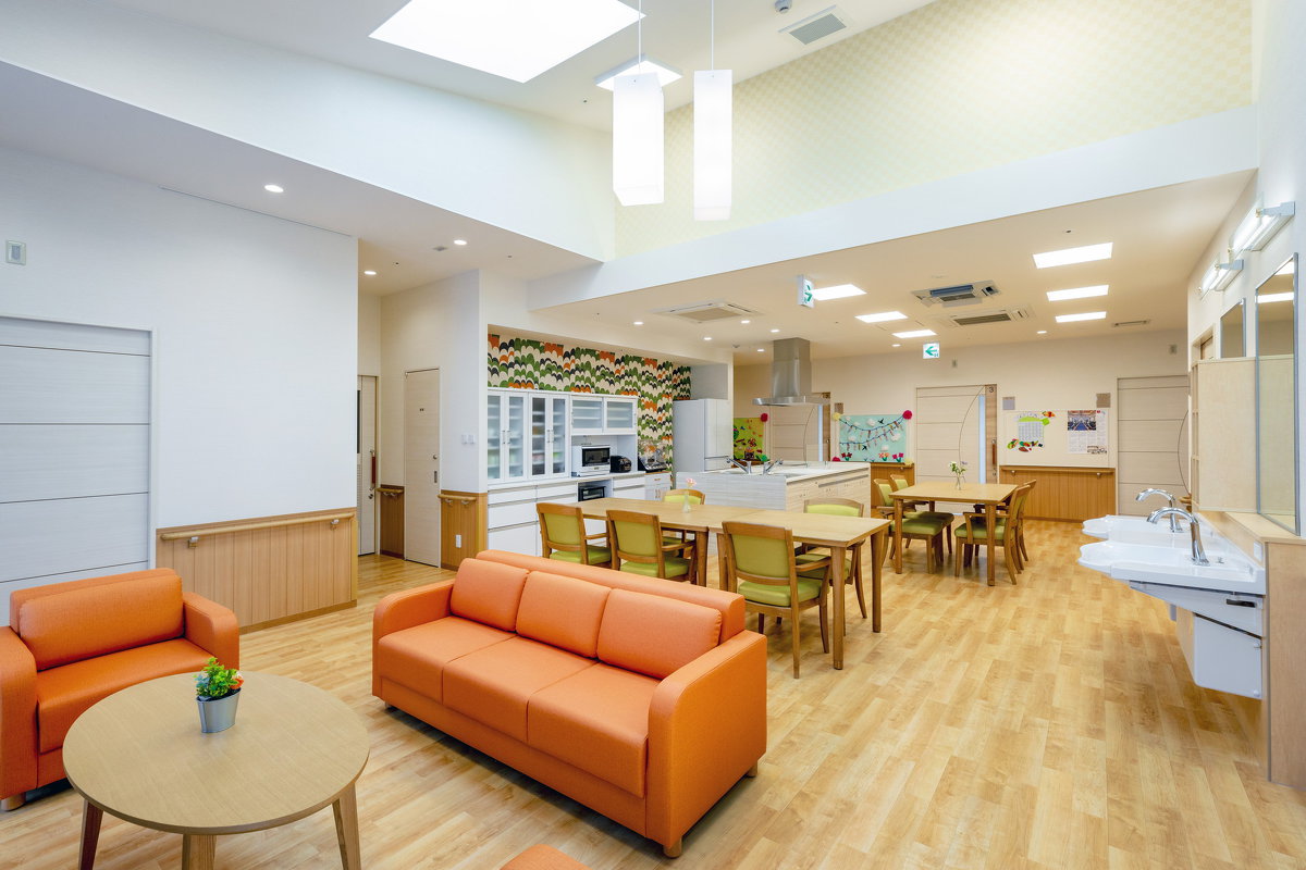 和を感じられ、天窓から自然の光が降り注ぐ明るいデイルーム。たくさんの笑顔が集まります。