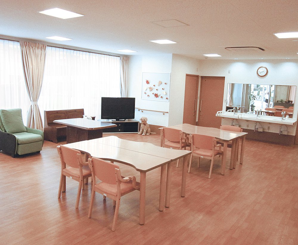 光が降り注ぐ明るいデイルーム。