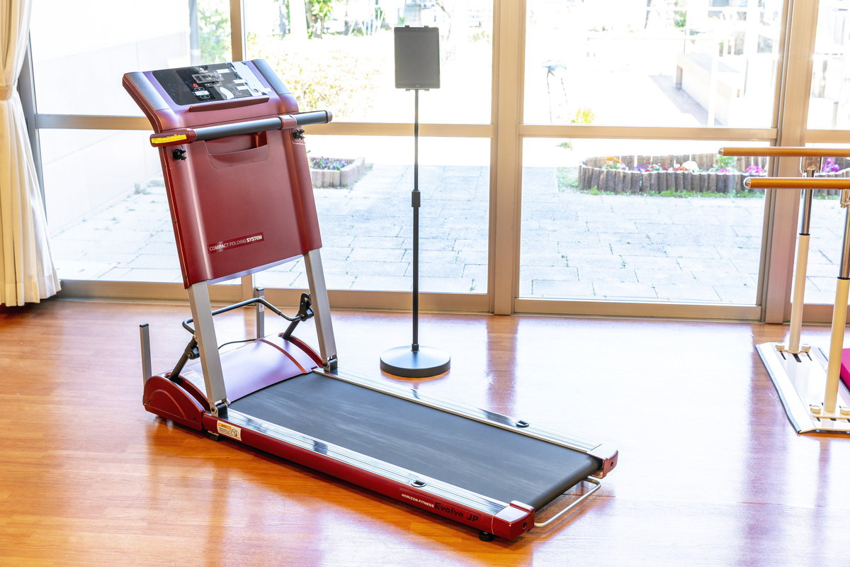 ウォーキングマシンで歩行訓練