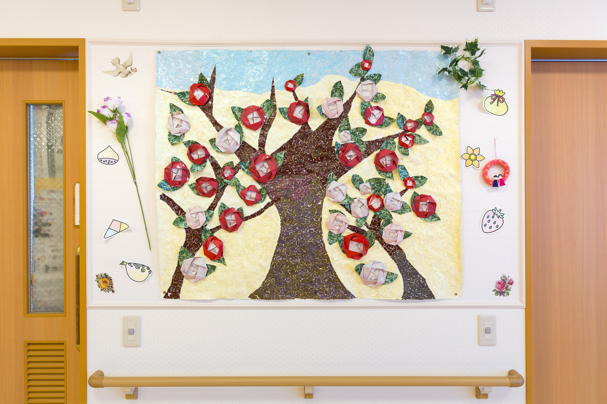 デイルームの季節感ある掲示物に心が和みます。