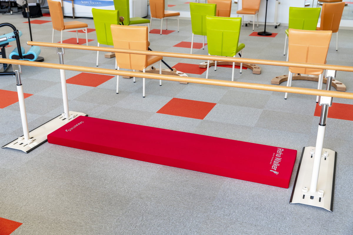 平行棒を使って歩行や姿勢訓練