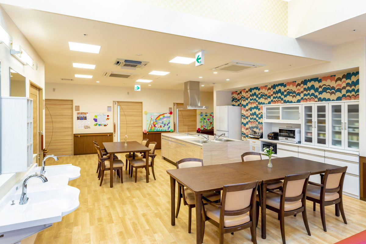 和を感じられ、天窓から自然の光が降り注ぐ明るいデイルーム。たくさんの笑顔が集まります。