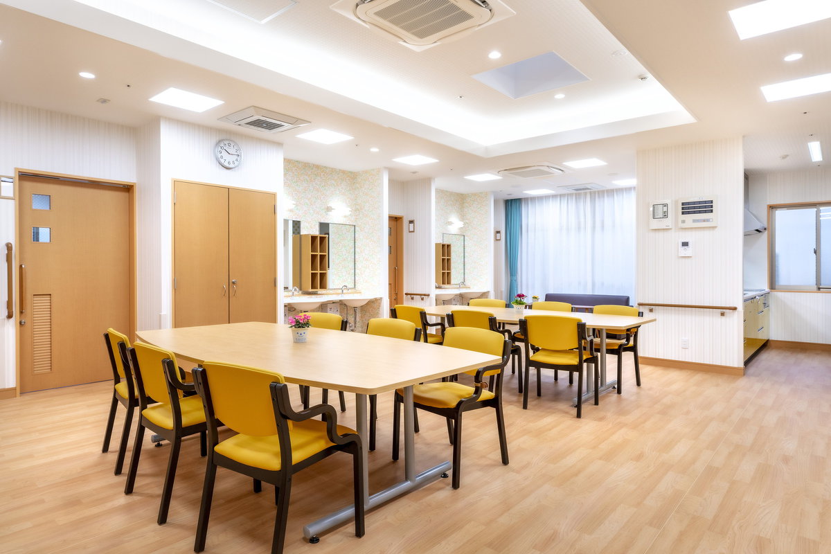 天窓から自然の光が降り注ぐ明るいデイルーム。