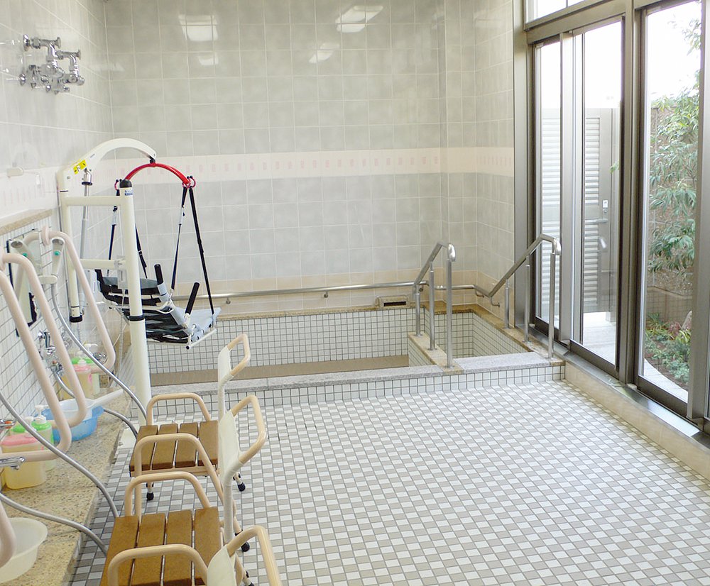 浴室には介護度が重い人も入浴できるリフトを設置