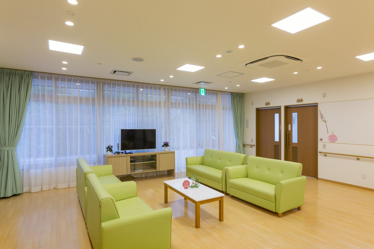 グリーンのソファが明るく楽しい雰囲気のデイルーム。