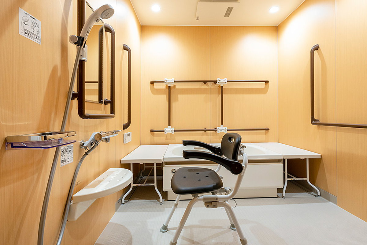 身体の状態に合わせて、ご利用いただけるよう、リフト付き浴槽を用意しています。