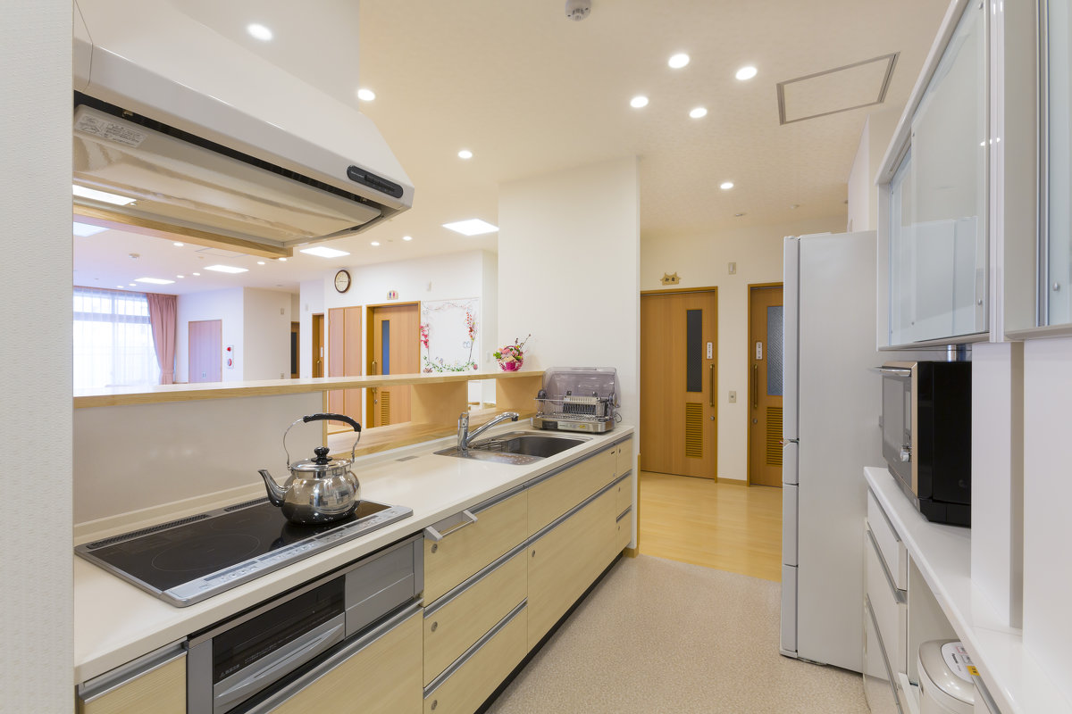 安全なIHヒーター使用の対面型キッチン。