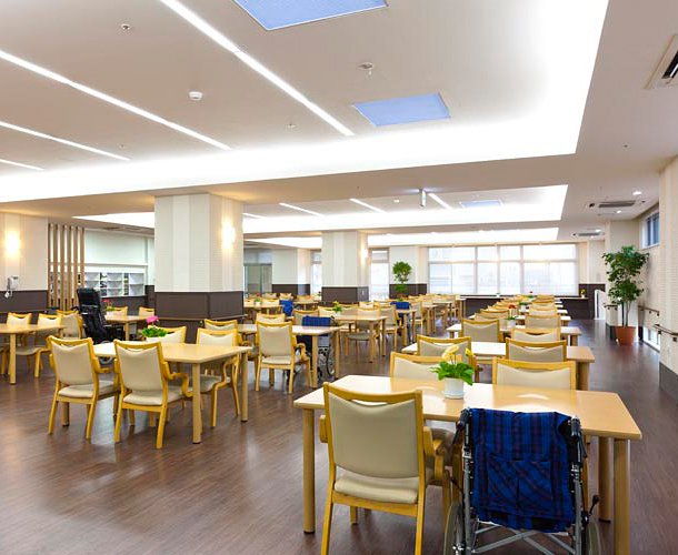 ゆったりとしたデイルームは車いすの方も快適です。