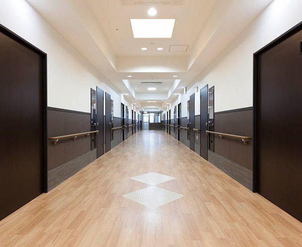 廊下は手すりの下の照明で夜間も足元が明るく安全です。