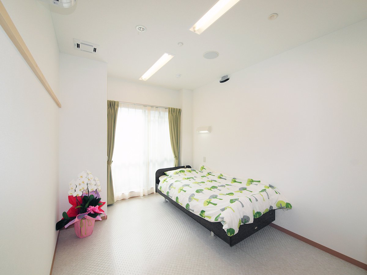 日当たりの良い居室。全室にナースコールが設置されています。