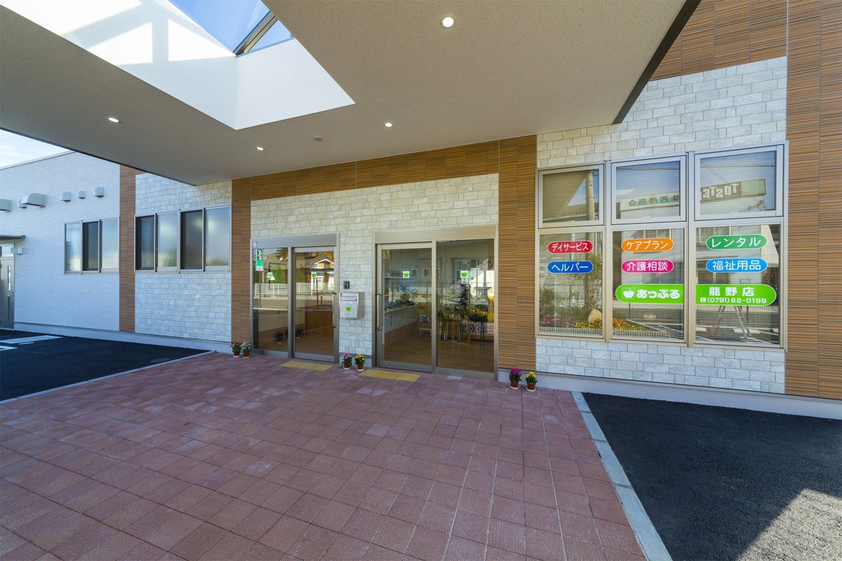 広々としたエントランスは屋根付きなので雨の日も安心