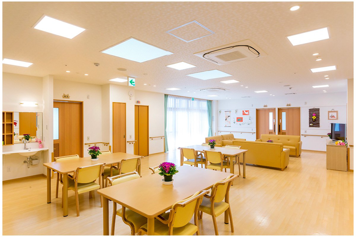 木調の家具を用いた暖かい雰囲気のデイルーム。