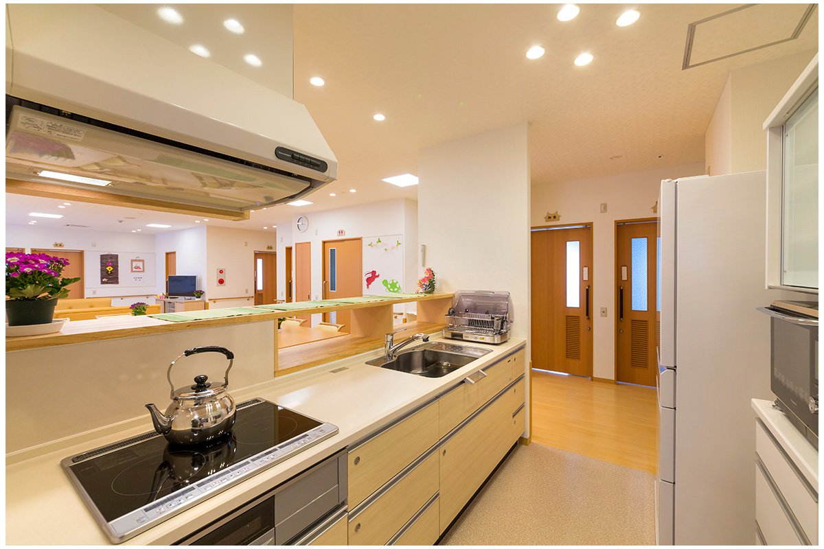 安全なIHヒーター使用の対面キッチン。