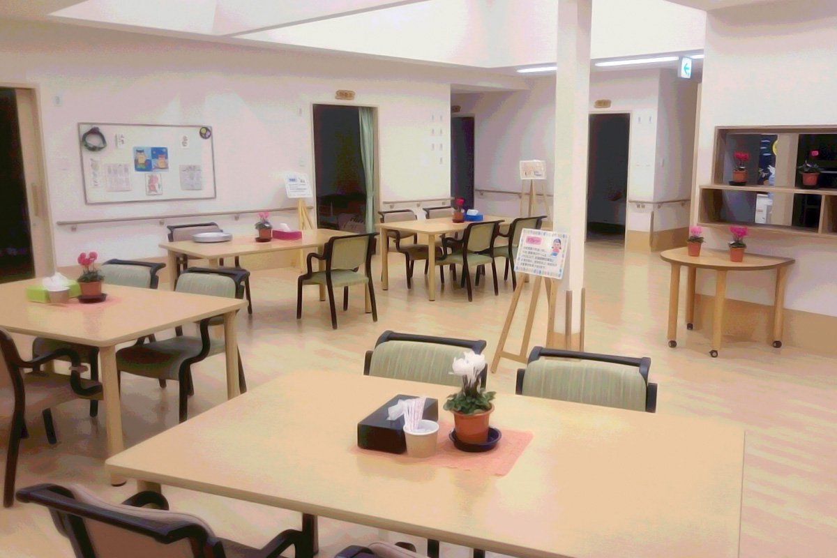 天井が高く開放感があります。あたたかみのある照明とトップライトからの自然な光で癒されます。