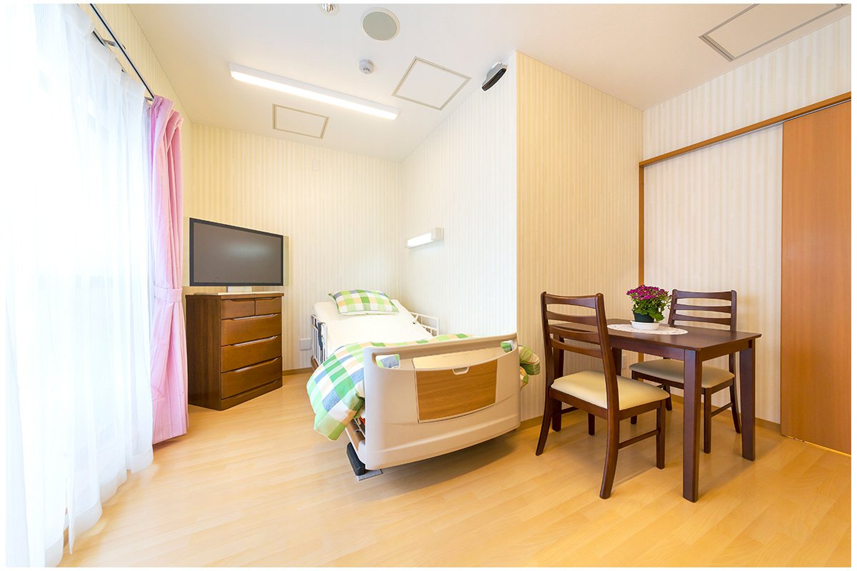 日当たりの良い居室。全室にナースコールが設置されています。