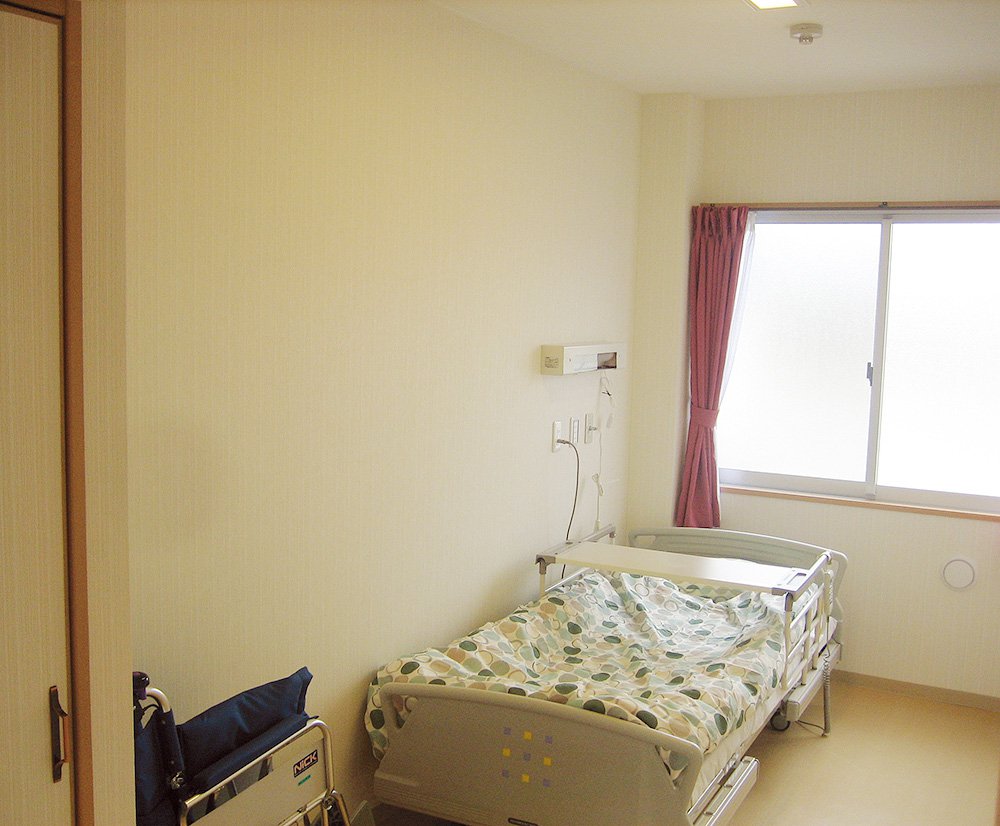 ナースコール設置の清潔で明るい雰囲気の居室。