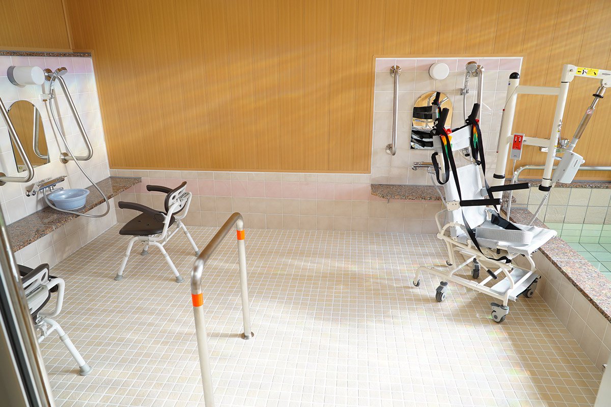 広々とした浴室に、介護度が重い人も入浴出来るリフトを浴を設置。