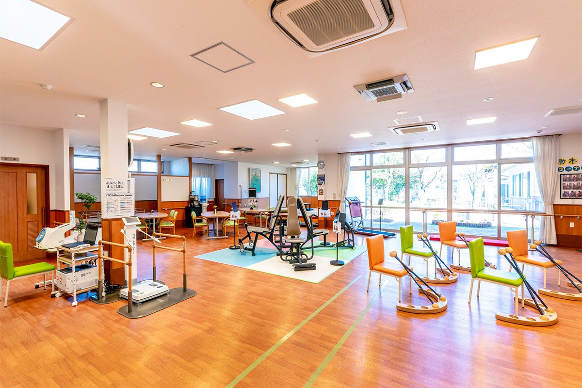 おしゃれな内装で、明るく広々としたリハビリ空間