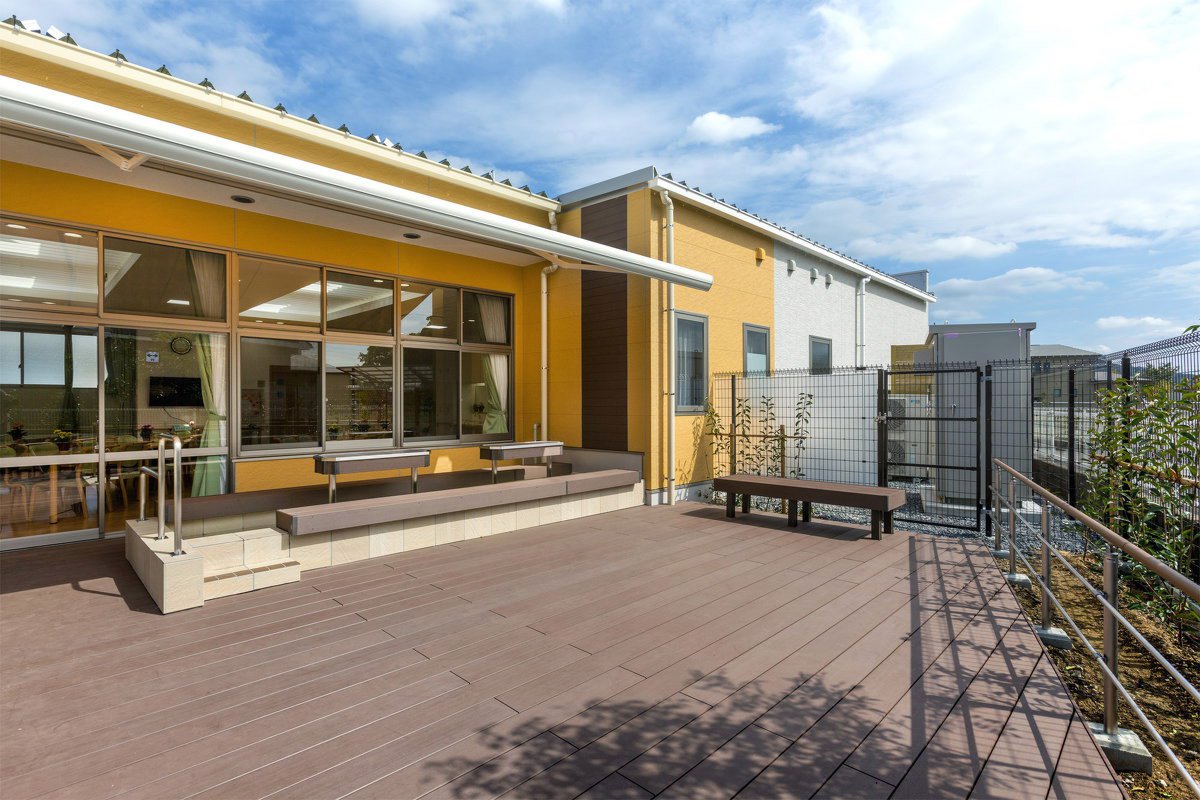 ウッドデッキで歩行訓練や足湯を楽しめます