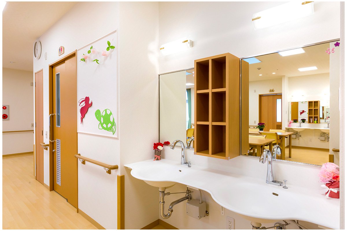 デイルームには洗面台も設置しています。