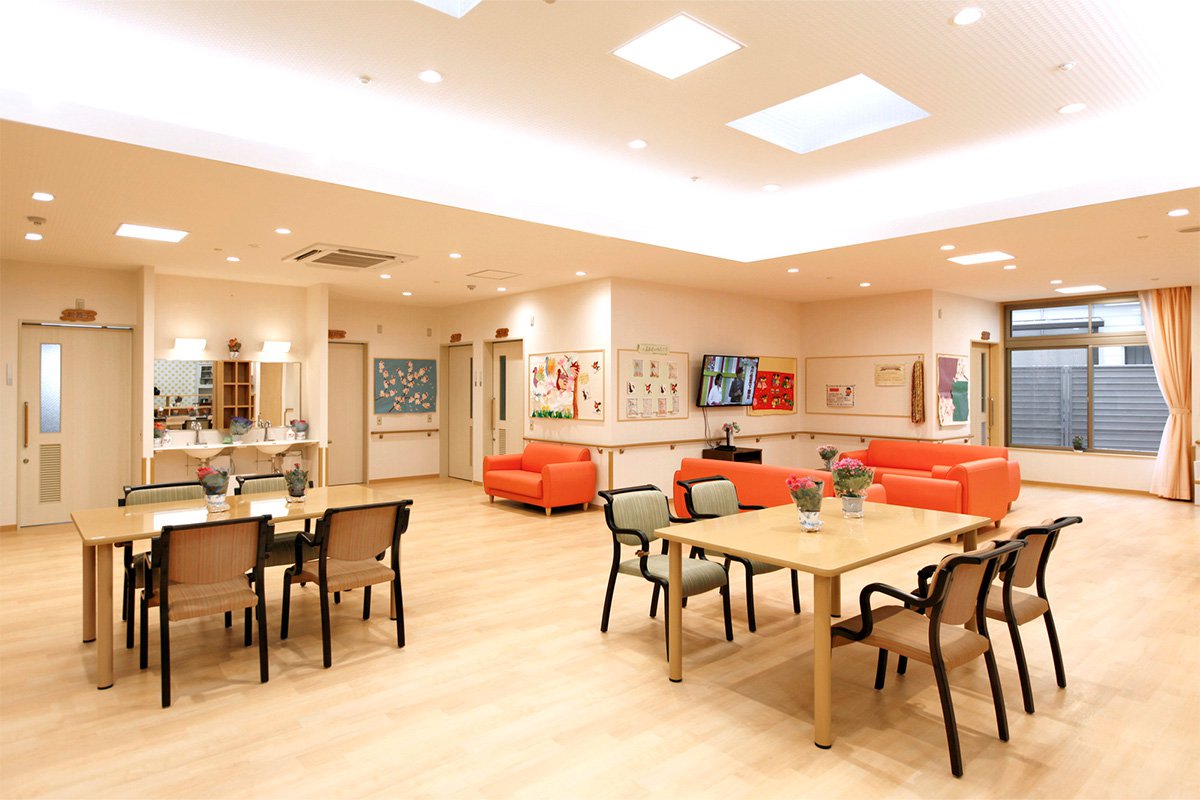 天窓から自然の光が降り注ぐ明るいデイルーム。