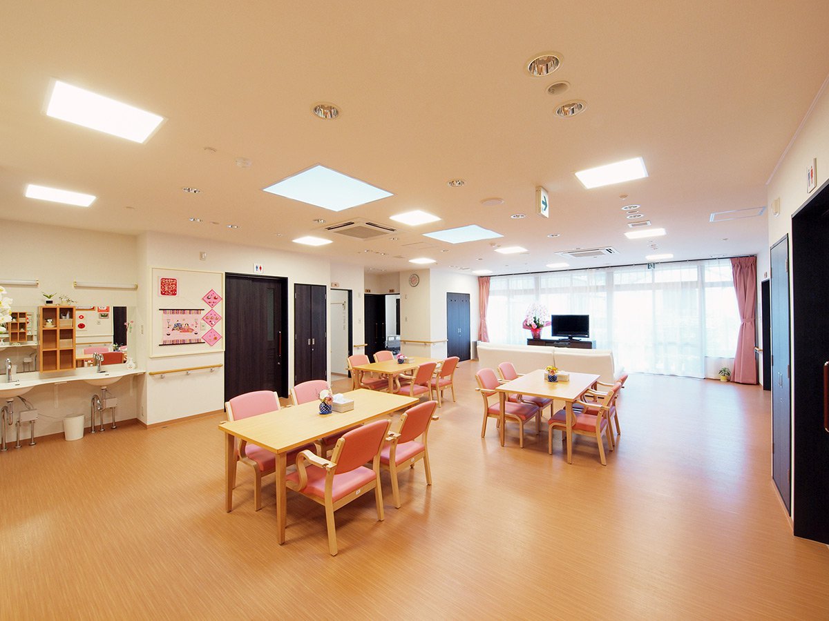 ピンク色を基調とした清潔で明るい雰囲気のデイルーム