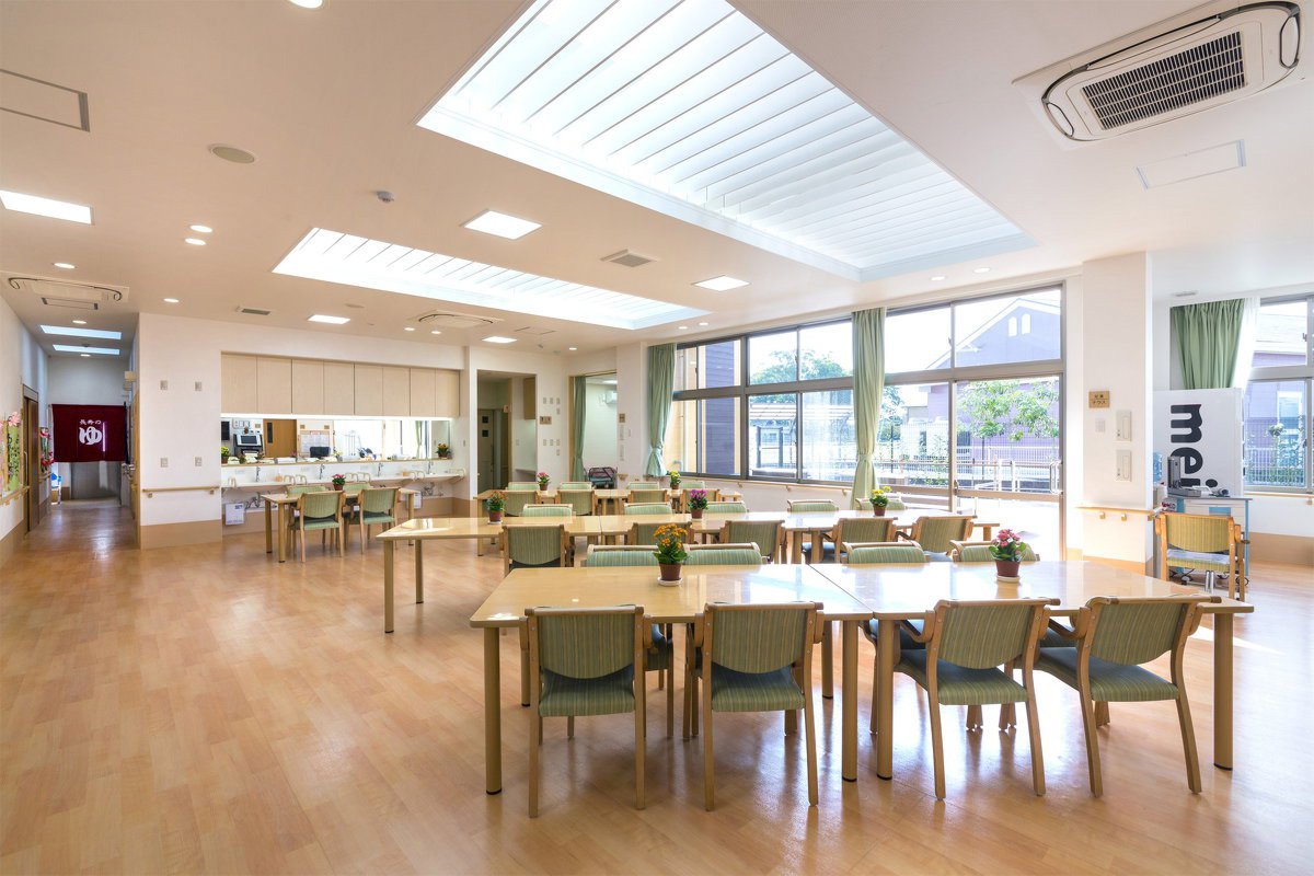 天窓から柔らかい光が降りそそぐ温かな雰囲気のデイルーム。