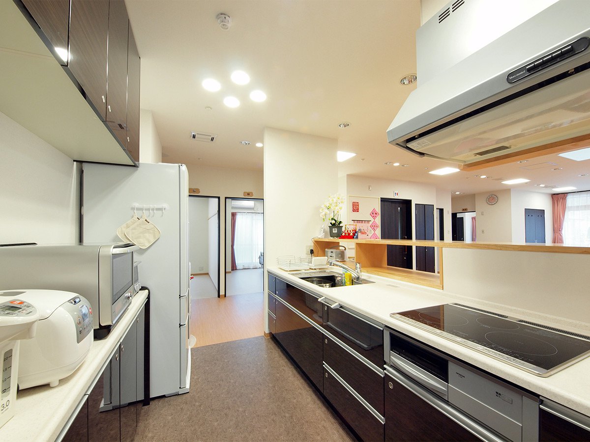 安全なIHヒーター使用の対面型キッチン。