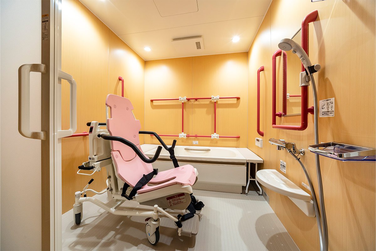 身体の状況に応じてご利用いただけるよう手すり、リフトを設置しております。