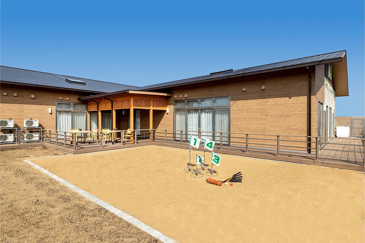 グランドゴルフや散歩、畑で野菜つくりなど、広いお庭を用意しています。