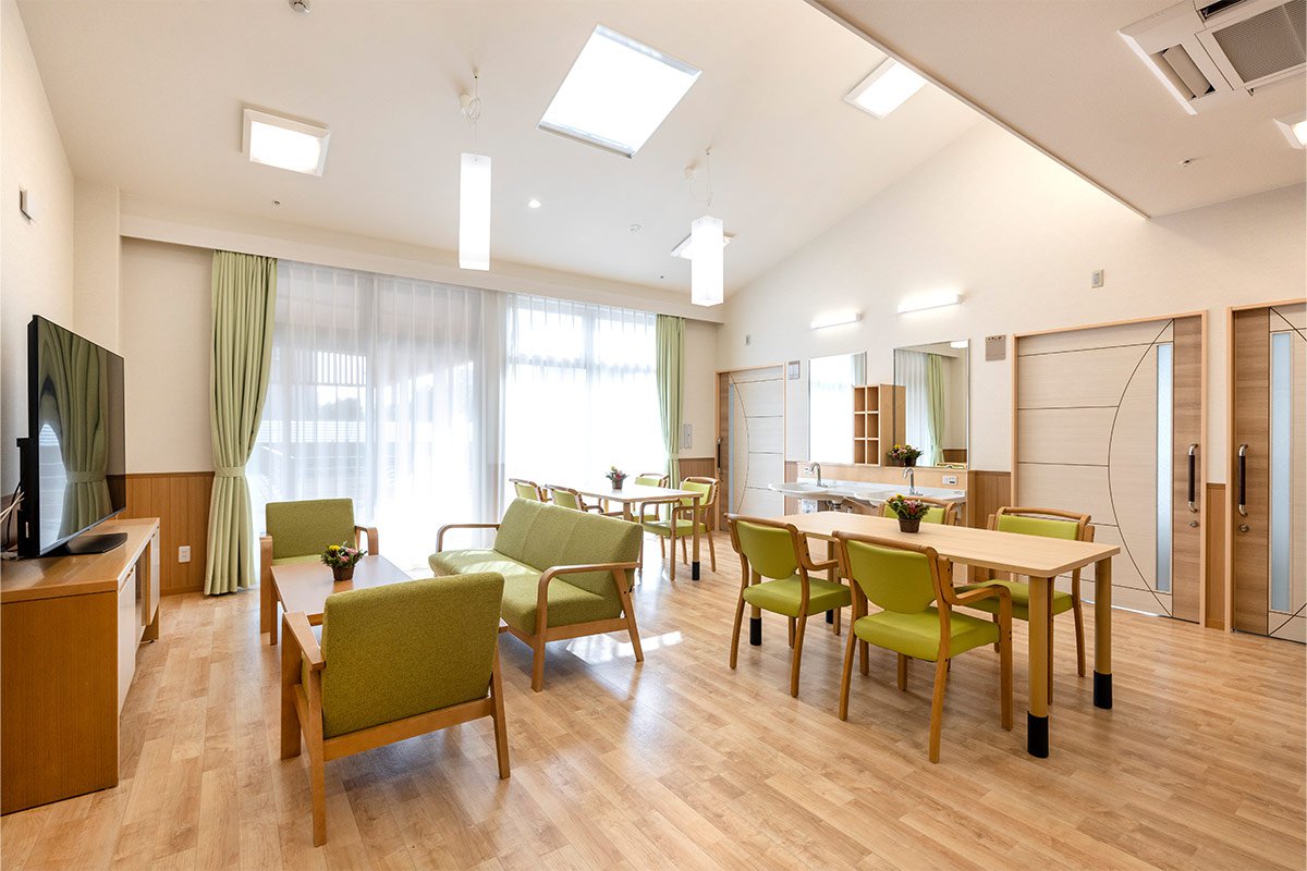 中庭や天窓から自然の光が降り注ぐ明るいデイルーム。たくさんの笑顔が集います。