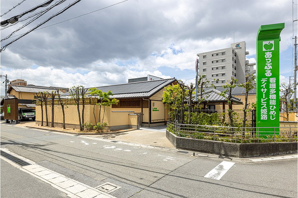 外観　広々としたエントランスでお出迎えいたします。