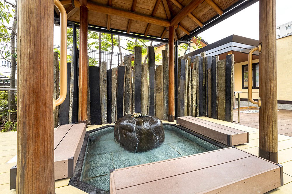 足湯　気持ちよく、話もはずんでおられます。