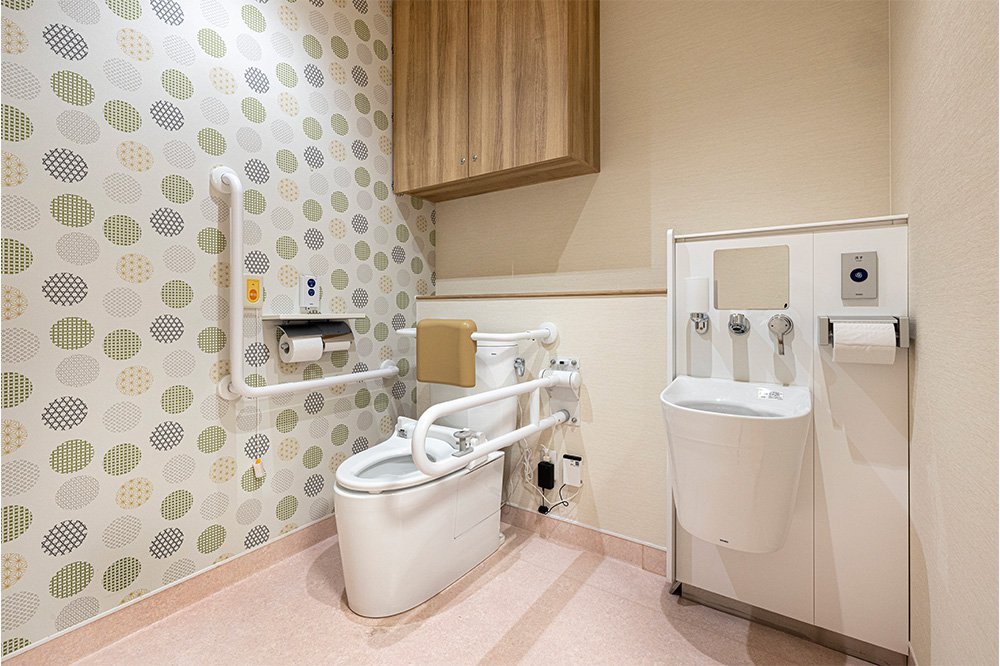 多目的トイレ　広めの作りで車いすの方も快適にご利用していただけます。オストメイトも設置しています。