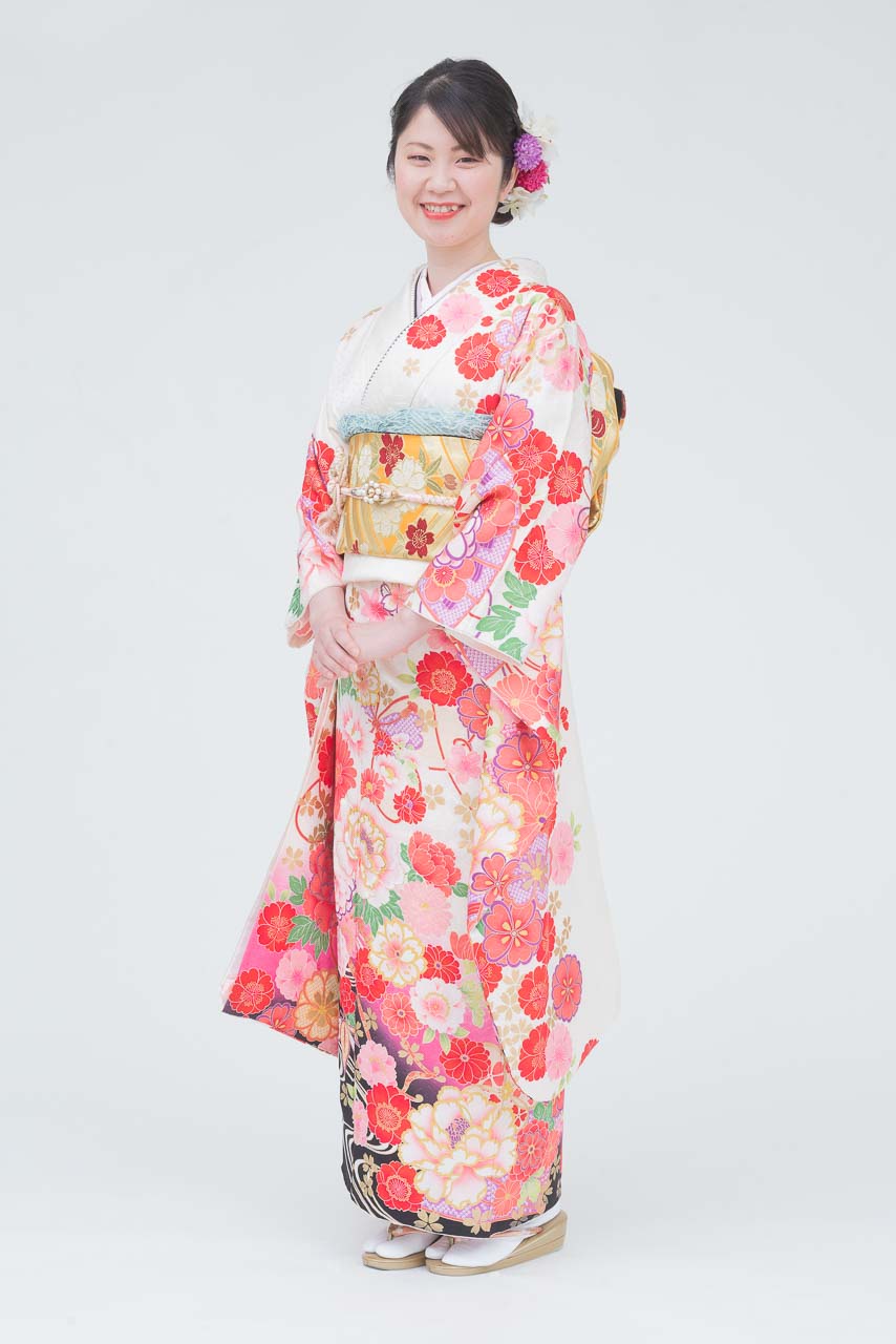 白地に赤ピンク花柄裾黒