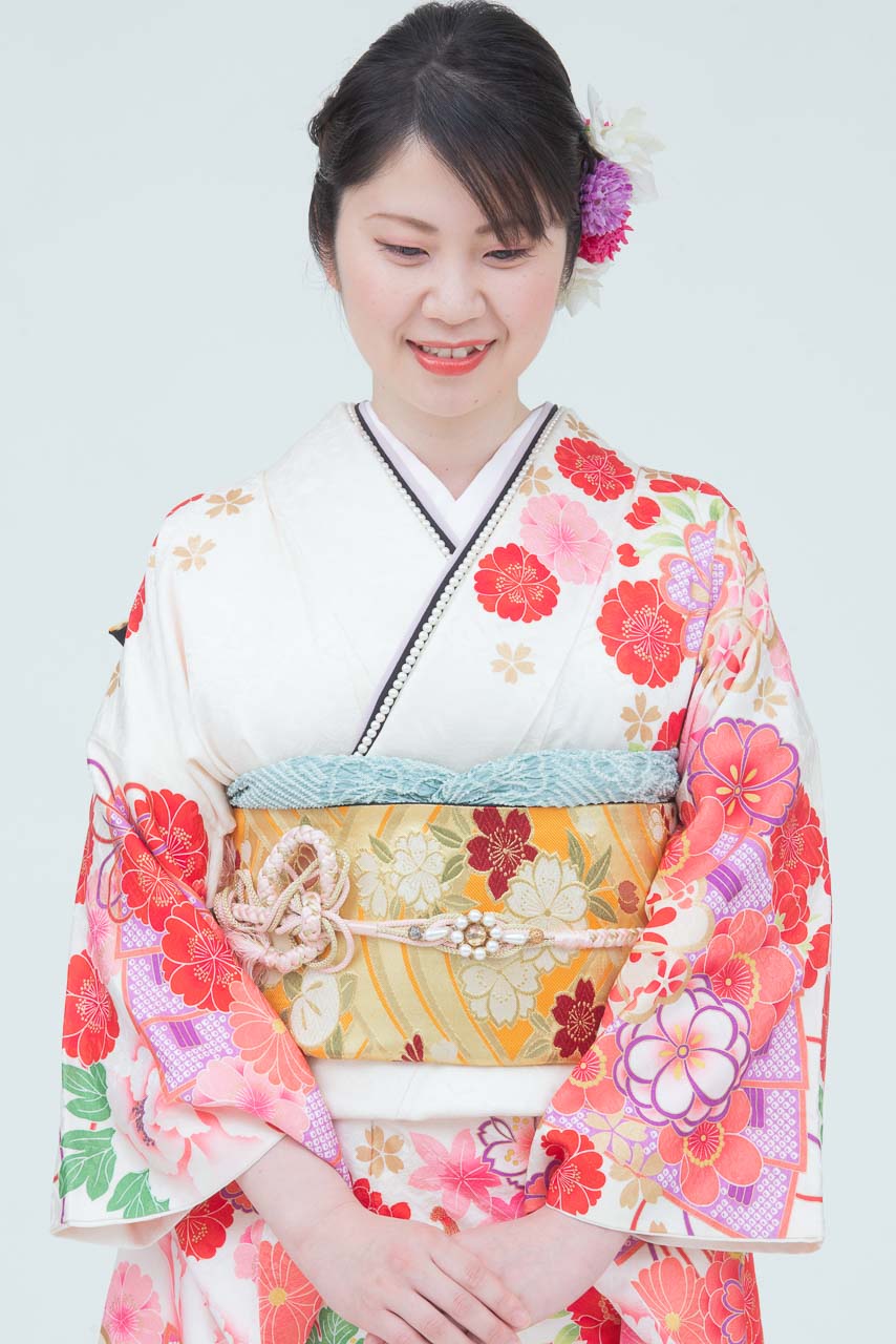 白地に赤ピンク花柄裾黒