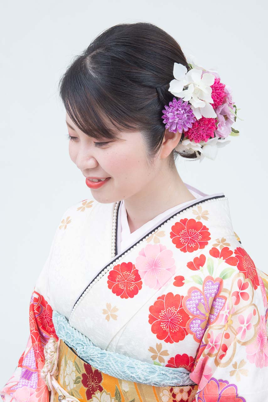 白地に赤ピンク花柄裾黒