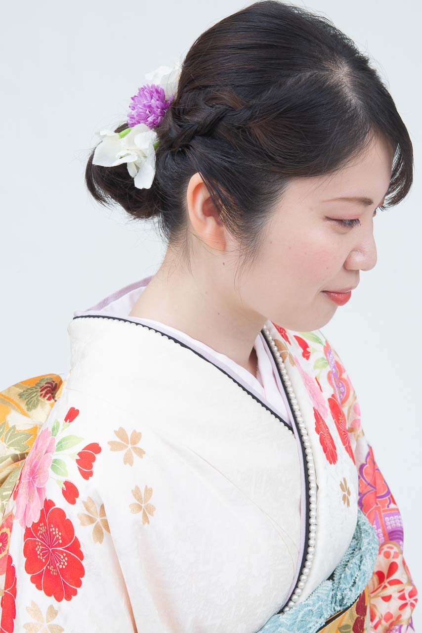 白地に赤ピンク花柄裾黒