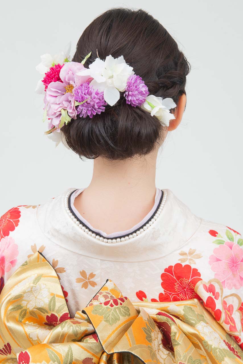 白地に赤ピンク花柄裾黒