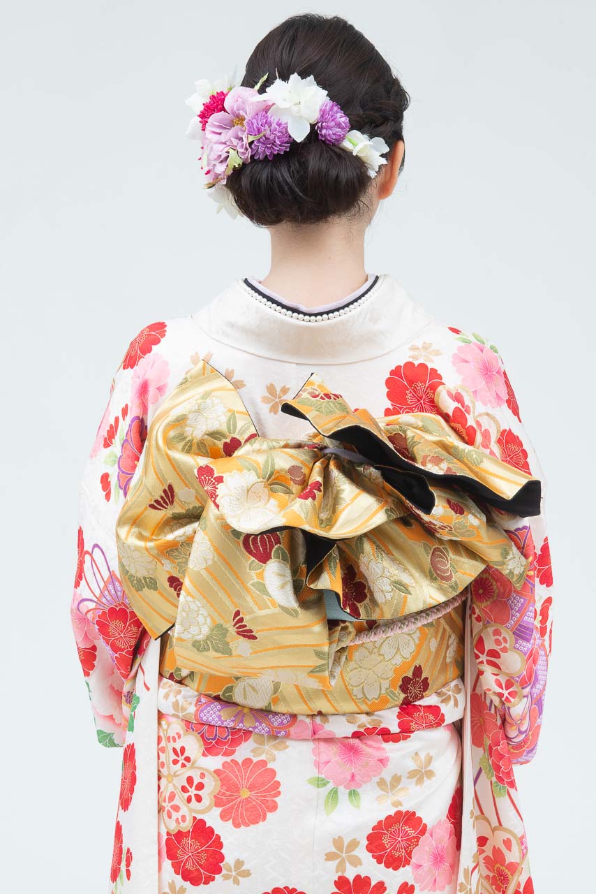 白地に赤ピンク花柄裾黒