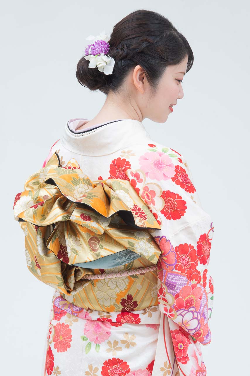 白地に赤ピンク花柄裾黒