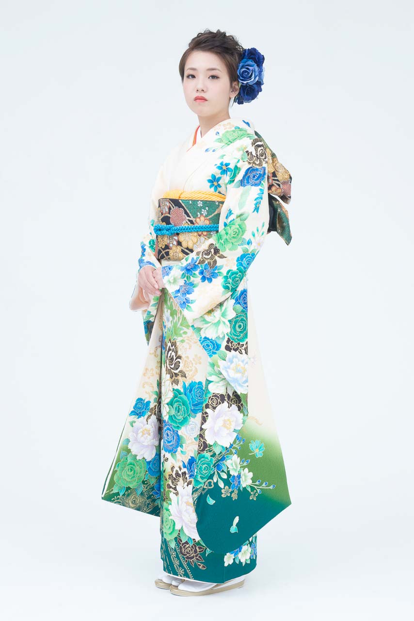 白地に大輪薔薇