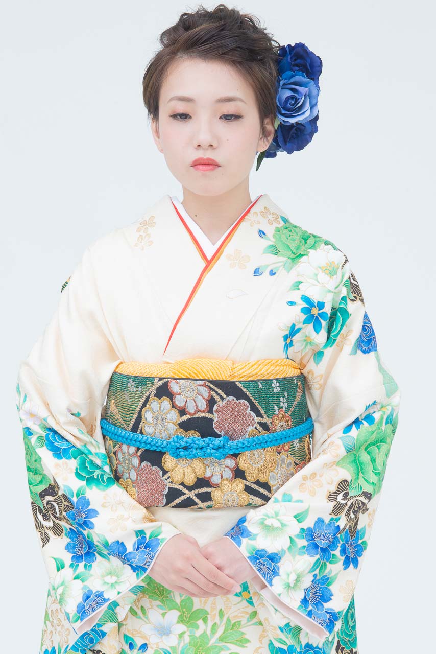 白地に大輪薔薇