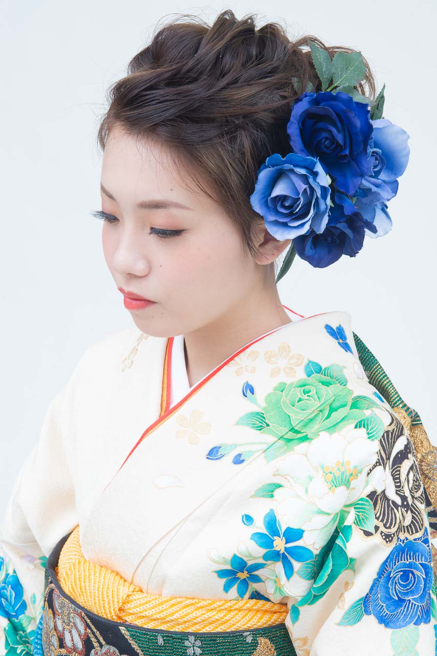 白地に大輪薔薇