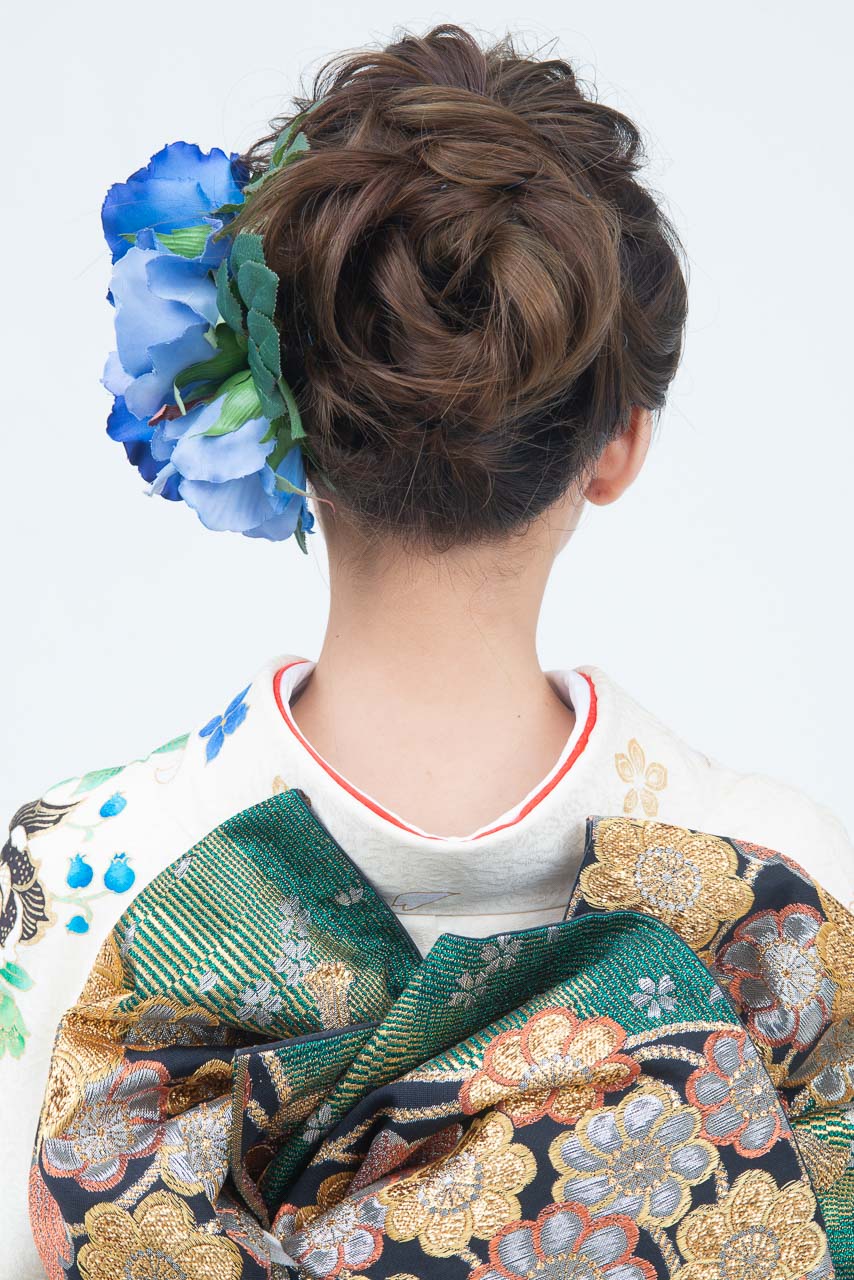 白地に大輪薔薇